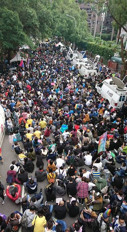【影】挺同婚不要專法! 上萬人聚集立院 | 青島東路上聚集大批民眾。