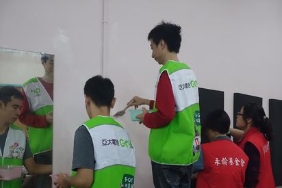 公益做就對了! 電信志工送米贈偏遠小學 | 台南陽光真愛青少年關懷協會因風災受損，志工前往粉刷。