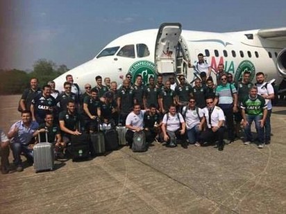 巴西球隊空難71死 墜機前影片曝光... | 飛往哥倫比亞前，查比高恩斯球員與飛機拍攝大合照，成為最後身影。　翻攝英國《每日郵報》
