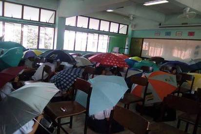 防學生作弊 泰國老師要求撐傘應試 | 圖片在網路瘋傳。(翻攝bangkok coconuts)