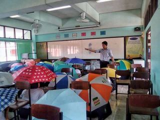 防學生作弊 泰國老師要求撐傘應試
