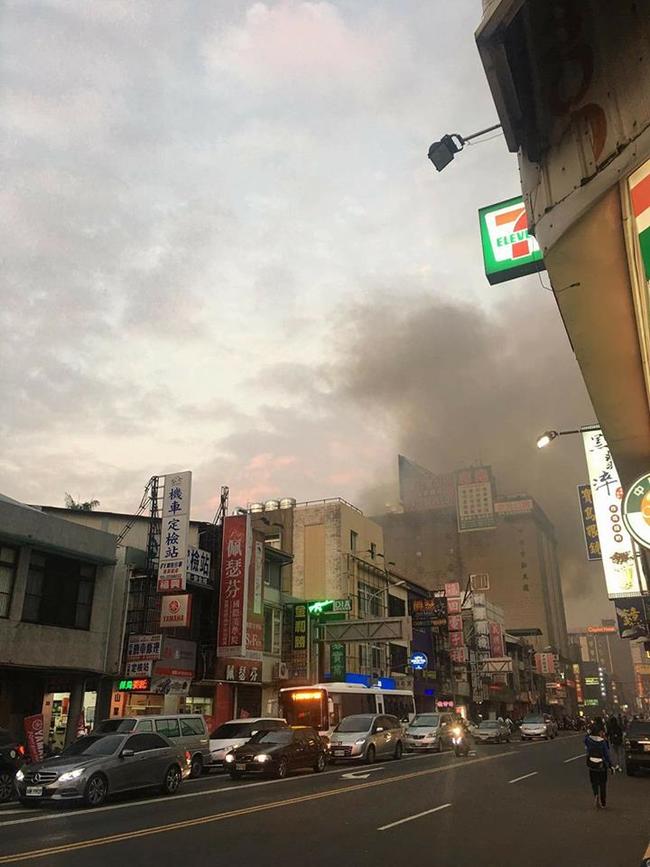 【影】台中舊台鐵宿舍起火 濃煙密佈搶救中 | 華視新聞