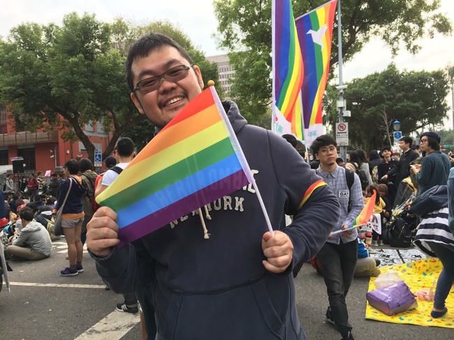 "彩虹很難看!" 反同現場要求參加者收傘 | 華視新聞