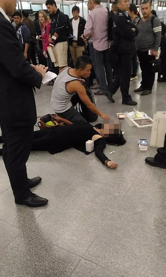 消防猛男帶家人出國 機場也在救人...【感人篇】 | 華視新聞