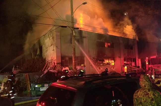 美奧克蘭倉庫大火已30死 人數還在攀升 | 華視新聞