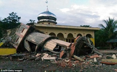 印尼規模6.5強震 傳至少18死.傷亡數恐增 | (翻攝每日郵報)