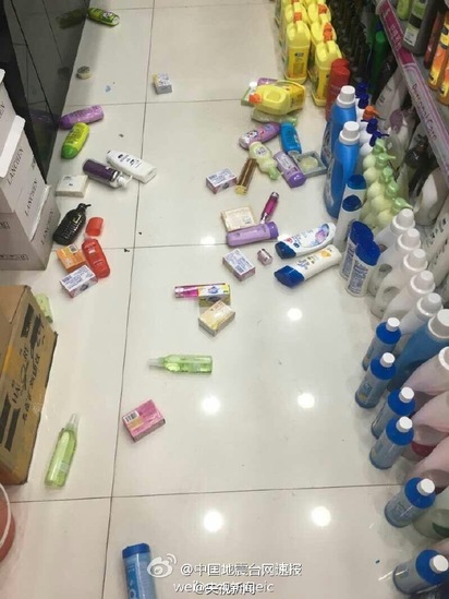 13:15新疆昌吉6.2地震 深度僅6公里 | 商店內物品散落一地。(翻攝央視新聞)