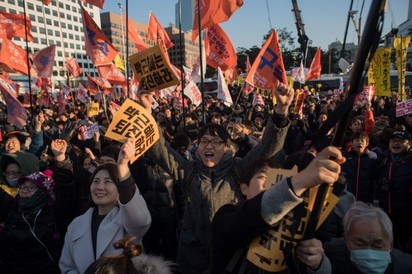 朴槿惠彈劾案通過 國會外民眾吶喊歡呼 | 