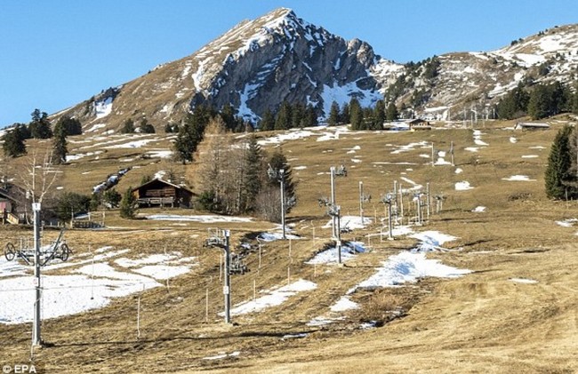 瑞士最暖11月 滑雪勝地"綠油油"的一片 | 華視新聞
