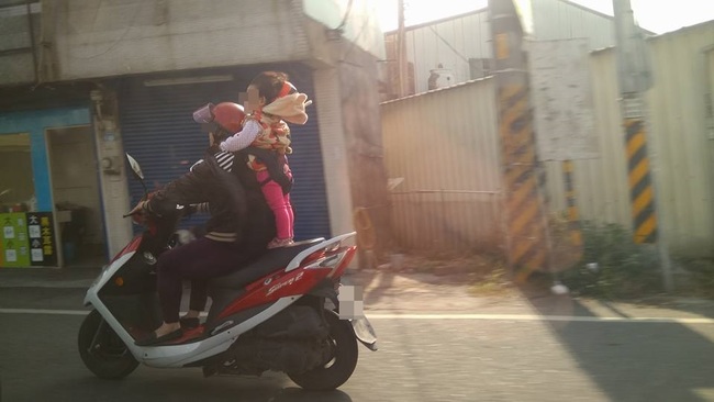 女騎士飆速騎車 卻讓小女孩"站"坐墊上 | 華視新聞