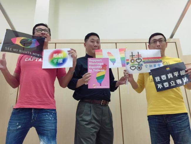相聲瓦舍高舉彩虹旗 霸氣聲明挺婚姻平權 | 華視新聞