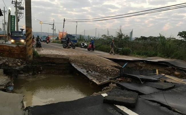 新竹縣大水管線破裂 地基掏空塌陷 | 華視新聞