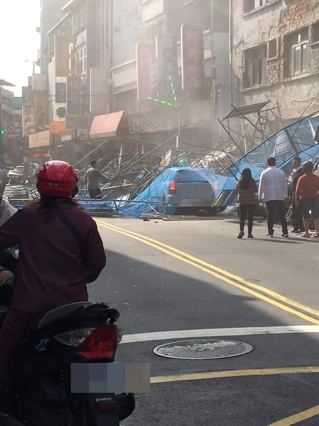 新北泰山施工鷹架倒塌 交通受阻4人傷 | 華視新聞
