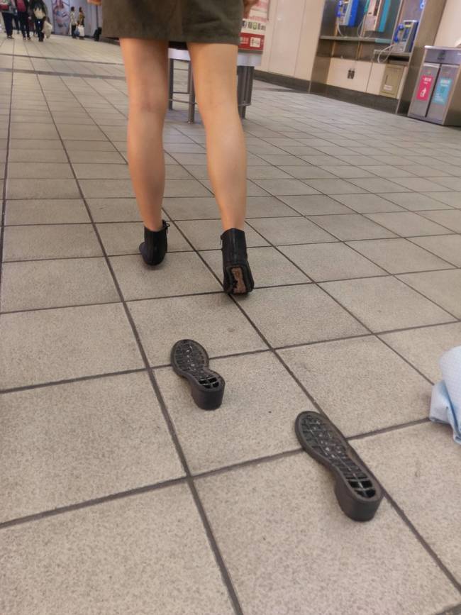 穿國中買的鞋出門 女大生半路"掉了自尊"! | 華視新聞