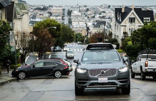 Uber無人車加州上路首日 闖紅燈就遭禁 | 華視新聞