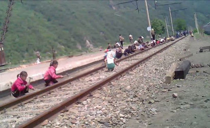 金正恩你看! 北韓孩童被迫修鐵路.扛石塊 | 