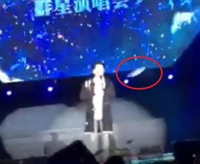 王力宏南京演唱會 遭瘋狂歌迷砸腹部 | 王力宏昨在南京開唱，忽然有水瓶（紅圈處）向台上飛過來。翻攝影片