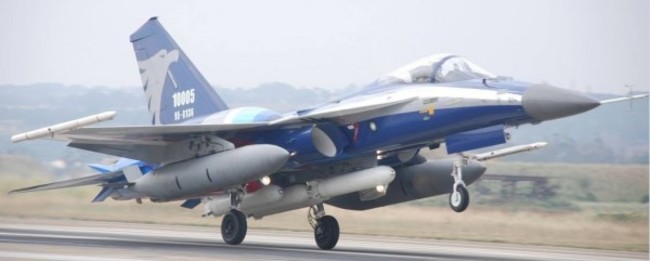 「雄鷹號」２戰機8月訓練 驚傳「雲中擦撞」! | 華視新聞