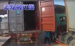 【影】司機反應快 險遭貨櫃車門掃爆頭