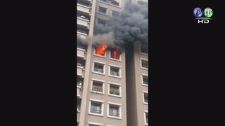 【影】台中大樓火警 女擋消防員滅火砍傷警