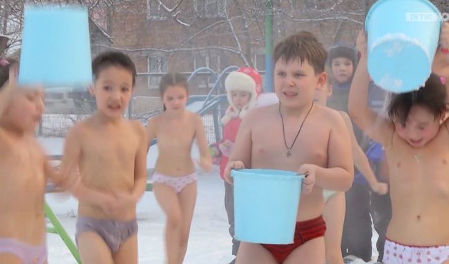【影】戰鬥民族幼童94狂 雪地裸奔玩冰桶 | 華視新聞