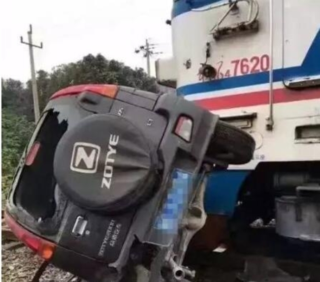 【影】驚悚! 平交道柵欄未放下 火車撞上2車釀4傷 | 華視新聞