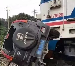 【影】驚悚! 平交道柵欄未放下 火車撞上2車釀4傷