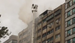 【影】北市東區大樓火警  出動雲梯車灌救