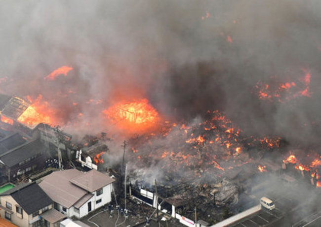 【影】日新潟大火狂燒7小時! 民驚:像空襲 | 華視新聞