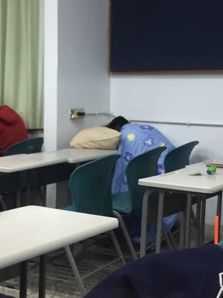 同學有這麼累嗎? 大學生早8這樣睡..