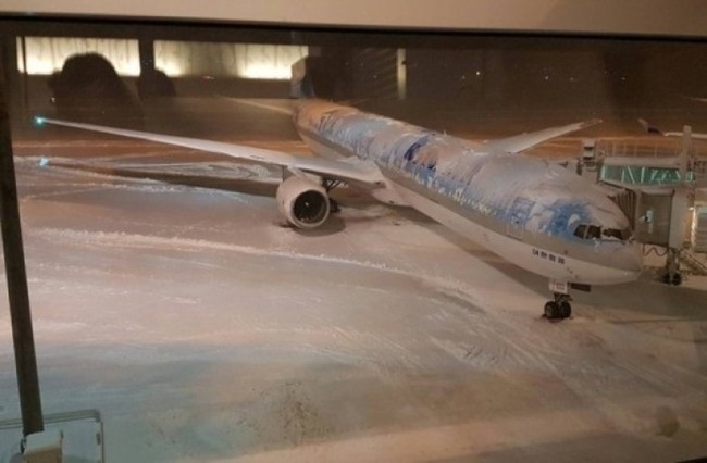 北海道大雪"飛機結冰" 長榮班機延誤明返台! | 華視新聞