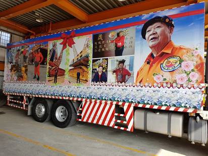 台灣吊車大王胡鵬飛告別式 30輛吊車送行 | 海鷗卡車當禮儀車。