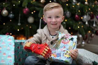 耶誕快樂! 4歲男童獲鋼鐵人義肢圓夢