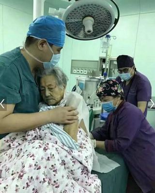 102歲人瑞骨折 仁醫抱著她完成手術