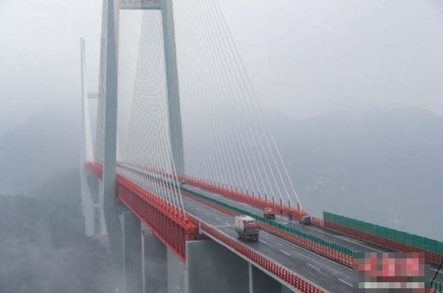 北盤江大橋位於貴州省及雲南省交界處.