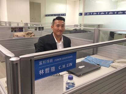 富邦悍將辦公室啟用 領隊蔡承儒宣布隊徽 | 林哲瑄有自己的辦公桌。