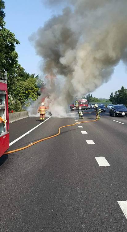 國3土城南下段BMW大7火燒車 駕駛輕傷 | 警消到場迅速撲滅火勢。(翻攝爆料公社)