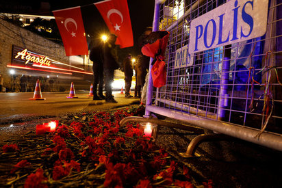 土耳其夜店跨年攻擊事件 IS承認犯案 | 民眾現場哀悼所放置的鮮花。(翻攝路透社)