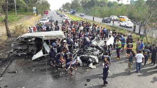泰國小巴失控撞貨車 起火燃燒釀25死