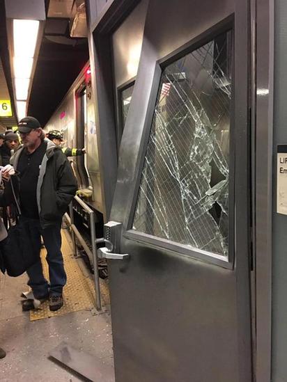 紐約長島火車出軌撞上月台 37人受傷 | (翻攝紐約每日新聞)