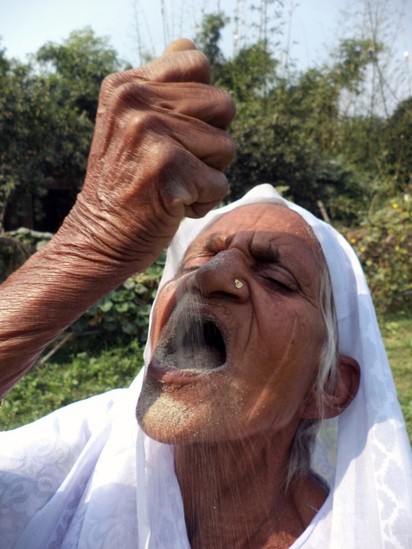 靠吃沙長壽?! 印度78歲婆婆這樣解釋 | (翻攝都市報)