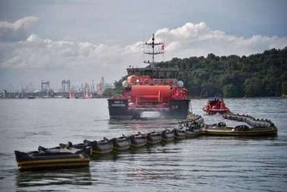 台灣萬海貨輪撞破美貨輪 3百噸燃油外洩 | 新加坡派出的防汙船，昨天在新加坡東北海岸實施防汙作業。翻攝自新加坡海峽時報網站