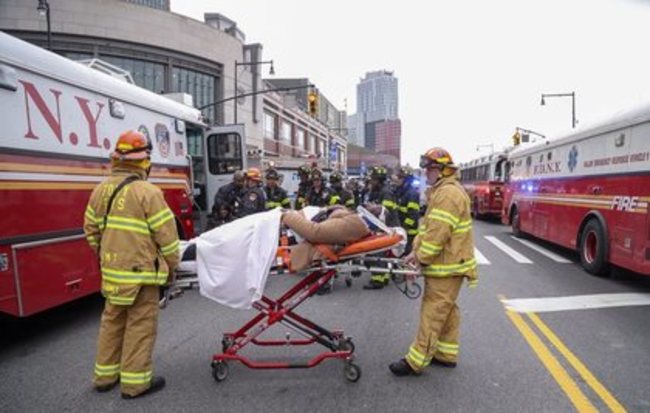 紐約「長島列車」出軌 逾百人受傷 | 華視新聞