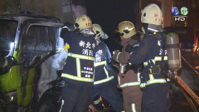 Gogoro救急車凌晨起火 大樓燒出大洞 | 華視新聞
