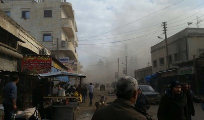 敘國阿札茲鎮遭汽車炸彈攻擊 至少60死50傷 | 現場煙霧瀰漫。(翻攝Sophie McNeill推特)