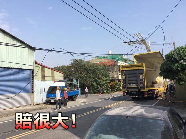 【圖】兩光司機 沒關車門扯斷電桿賠慘了 | 華視新聞