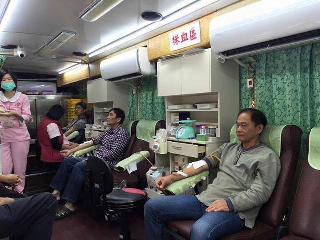 多數台灣民眾43年來，都以為捐血是免費幫助他人手術時的用血，卻沒有想到會被拿來營利。翻攝自臉書。
