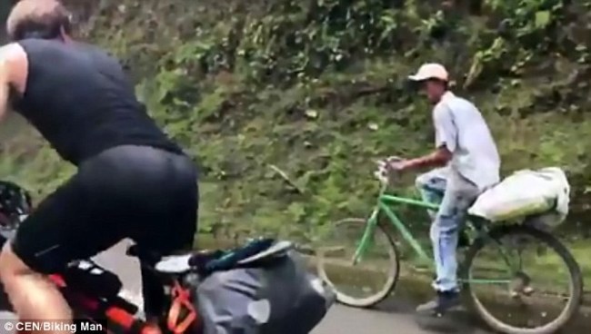 【影】超強農民! 上坡路段輕鬆超車2自行車手 | 華視新聞