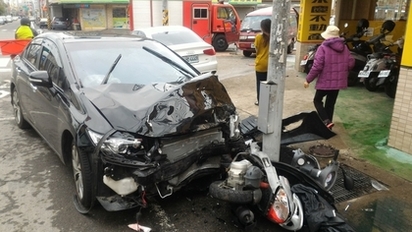 新竹西濱道路2車對撞 釀6人輕傷 | (翻攝畫面)