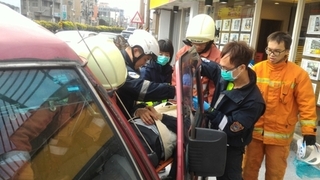 新竹西濱道路2車對撞 釀6人輕傷